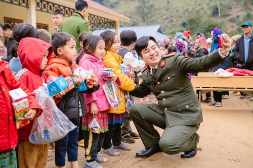 Xây đắp tương lai tươi sáng cho trẻ em nghèo vùng cao, biên giới