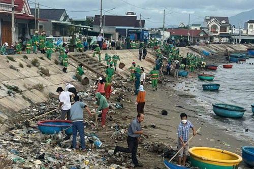 Ninh Thuận: Ra quân thu dọn hàng trăm khối rác thải ở đầm Nại