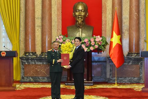 Chủ tịch nước Lương Cường trao Quyết định thăng quân hàm Thượng tướng cho Phó Chủ nhiệm Tổng cục Chính trị Quân đội nhân dân Việt Nam Lê Quang Minh