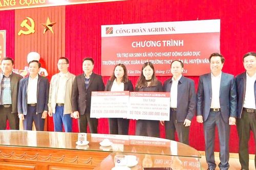 Hỗ trợ 500 triệu đồng cho học sinh vùng thiên tai huyện Văn Yên (Yên Bái)