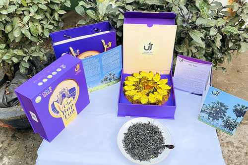 Độc, lạ cây chè tím trên đất Tố