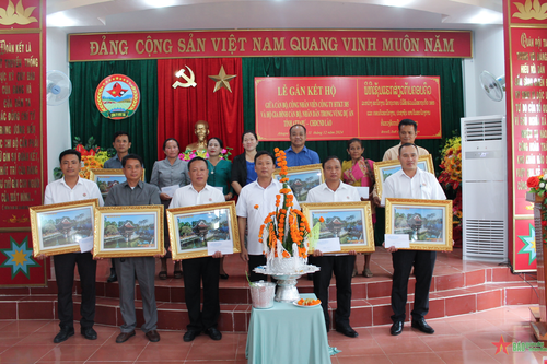 Binh đoàn 15: Công ty Hợp tác kinh tế 385 tổ chức 'Gắn kết hộ' với cán bộ, nhân dân Lào
