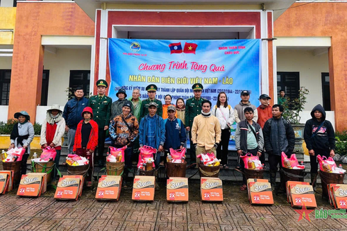 Tặng 500 suất quà nhân dân biên giới Việt Nam - Lào