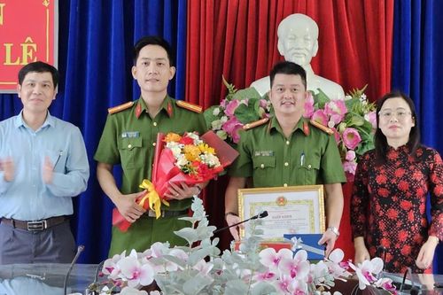 Đội Cảnh sát điều tra tội phạm về hình sự, kinh tế, ma túy CAQ Cẩm Lệ được khen thưởng đột xuất