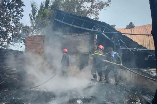 Đốt rác gây cháy kho phế liệu