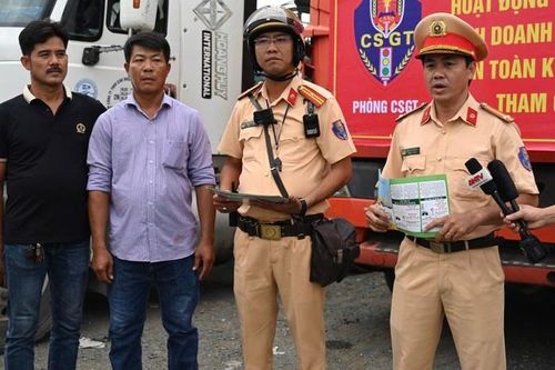Cảnh sát giao thông 'bắt tay' tài xế cứu... cầu Phú Mỹ