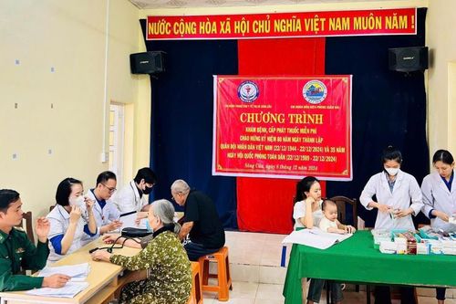 Khám, chữa bệnh và cấp phát thuốc miễn phí cho nhân dân