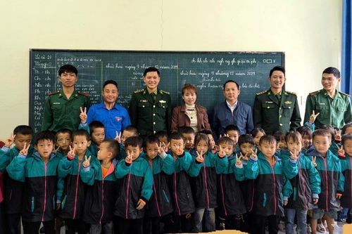 Tặng nhiều suất quà cho nhân dân, học sinh khu vực biên giới