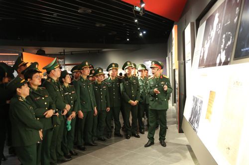 Cán bộ Cơ quan Bộ Tư lệnh BĐBP thăm quan, nghiên cứu, học tập tại Bảo tàng Lịch sử Quân sự Việt Nam