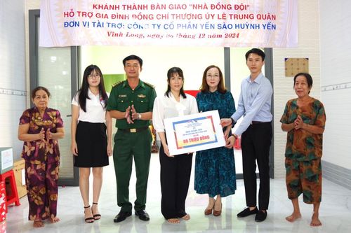 Trao tặng 'Nhà đồng đội', nhà 'Đại đoàn kết' cho quân, dân có hoàn cảnh gia đình khó khăn trên địa bàn biên giới