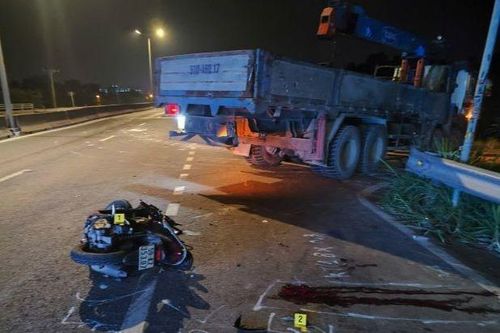 Cách tránh tai nạn chết người giữa xe máy và 'hung thần' trên đường