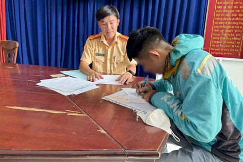 Xử phạt nam thanh niên dùng chân đẩy ô tô trên đường phố TPHCM
