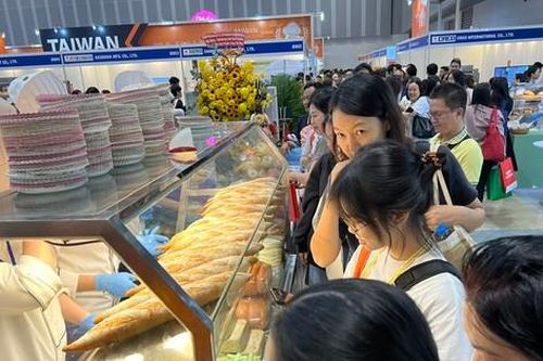 'Rủ nhau' xếp hàng thưởng thức bánh mì thịt miễn phí ở TPHCM