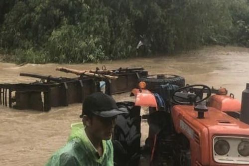 Mưa lớn làm nhiều nơi ở Phú Yên ngập lụt, 1 người bị nước cuốn mất tích