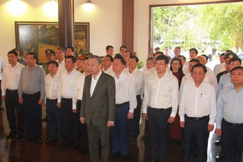 Tổng Bí thư Tô Lâm dâng hương, viếng mộ Cụ Phó bảng Nguyễn Sinh Sắc