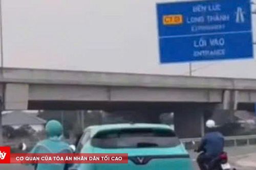 Phạt tài xế mô tô dùng chân đẩy xe ô tô giữa đường