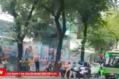 Tài xế, nhân viên xe buýt đánh nhau với shipper giữa đường