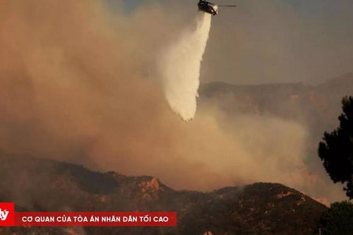 Hàng ngàn người sơ tán vì cháy rừng ở California