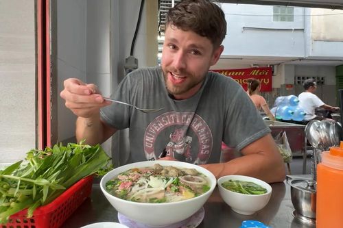 Khách Mỹ thử bát phở 'khổng lồ' ở TPHCM, khen nước dùng 'chạm đến tâm hồn'