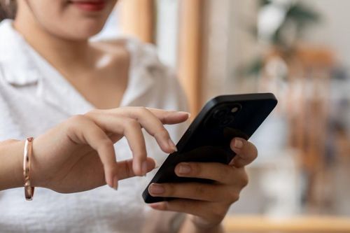 Giá cước tăng, khách hàng có nên ngừng sử dụng SMS Banking?