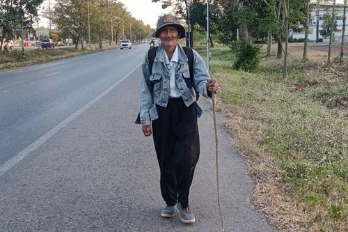 Cha 85 tuổi chống gậy đi hàng trăm km tìm con trai xa nhà gần 10 năm