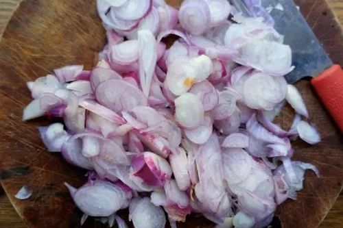 Người phụ nữ phải cấp cứu khi thái hành tại nhà