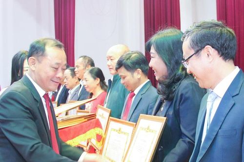 Thành ủy Vinh khen thưởng 8 tổ chức Đảng hoàn thành xuất sắc nhiệm vụ năm 2024