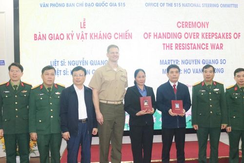 Bàn giao kỷ vật kháng chiến cho thân nhân liệt sĩ do Hoa Kỳ cung cấp