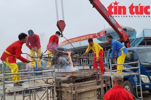 Trình diễn đúc trống đồng theo phương thức thủ công truyền thống