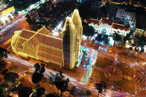 Thắp sáng Nhà thờ Đức Bà Sài Gòn bằng 500.000m dây đèn led đón Giáng sinh
