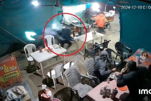 Ô tô 'điên' lao thẳng vào quán ăn, đâm trúng thực khách