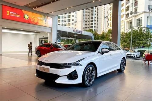 Giá lăn bánh Kia K5 đầu tháng 12/2024 kèm theo ưu đãi khủng dễ khiến Toyota Camry thất thủ