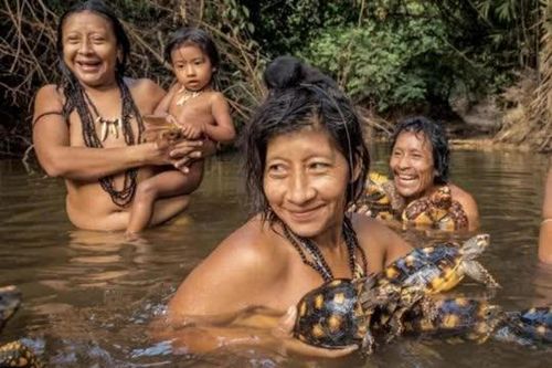 Bộ tộc cho động vật bú sữa như em bé đang đứng trước nguy cơ tuyệt chủng