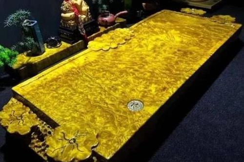 Nhóm công nhân đào được khúc gỗ lạ óng ánh như vàng, là báu vật ngàn năm trị giá 650 tỷ đồng