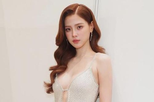 Baifern Pimchanok khoe gò bồng đảo đẹp phồn thực trong bộ váy khoét sâu