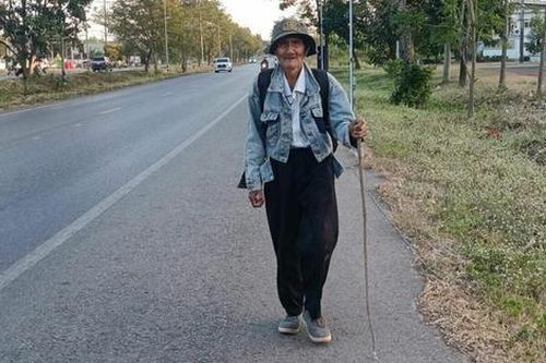 Người cha gì đi bộ 14 ngày để tìm con trai, cái kết khiến nhiều người rơi nước mắt