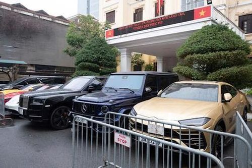 Cận cảnh dàn siêu xe Rolls-Royce, Porsche, Lamborghini, G63 của TikToker Mr Pips
