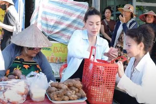 Hình ảnh Hồ Ngọc Hà bươn chải bán khoai gây xôn xao cõi mạng