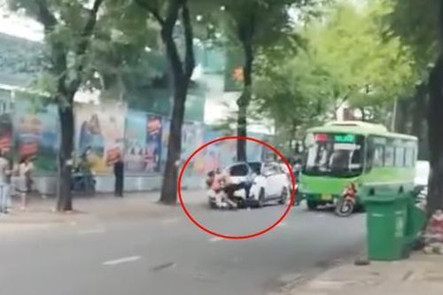 Tiếp tục xuất hiện hình ảnh tài xế xe buýt xảy ra ẩu đả với người đi đường