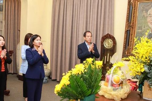 Chủ tịch Hội LHPN Việt Nam dâng hương, tưởng nhớ Đại tướng Võ Nguyên Giáp