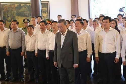 Chùm ảnh: Tổng Bí thư Tô Lâm dâng hương tưởng niệm Cụ Nguyễn Sinh Sắc