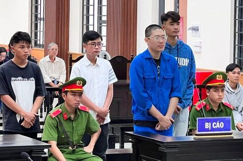 'Thích' chơi súng, cả nhóm ngồi tù