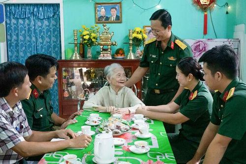 Lực lượng vũ trang tỉnh An Giang thăm Mẹ Việt Nam Anh hùng