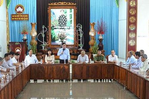 Lãnh đạo huyện Châu Phú thăm đoàn đại biểu dự Đại hội đại biểu Phật giáo Hòa Hảo cấp toàn đạo