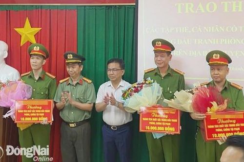 Khen thưởng đột xuất lực lượng phá nhanh vụ đột nhập trộm cắp nhiều tài sản có giá trị ở Long Thành