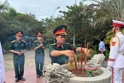 Binh chủng Đặc công dâng hương nhân kỷ niệm 80 năm Ngày thành lập Quân đội nhân Việt Nam