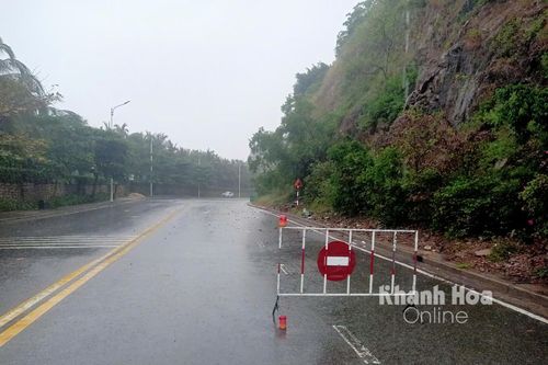 Mưa lớn làm sạt lở đá tại một số vị trí trên đèo Cù Hin và đường Phạm Văn Đồng