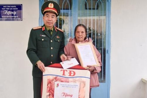 Học viện Lục quân trao tặng Nhà tình nghĩa cho gia đình chính sách