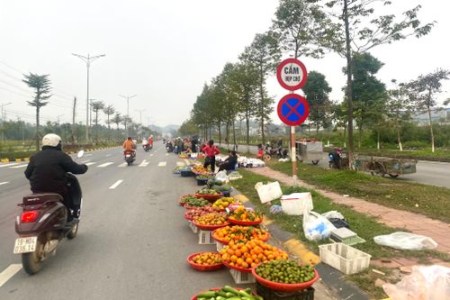 Hàng rong 'dàn trận' bất chấp biển cấm tại Khu công nghiệp Phú Hà