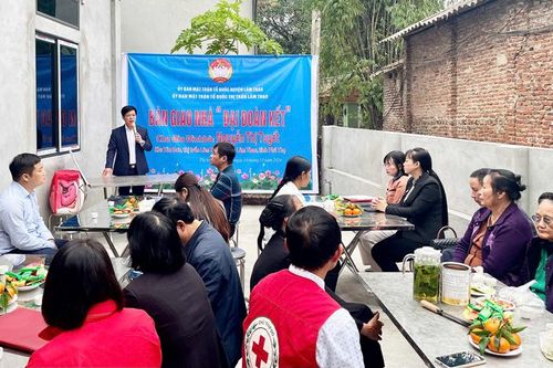 Bàn giao nhà 'Đại đoàn kết' tại thị trấn Lâm Thao